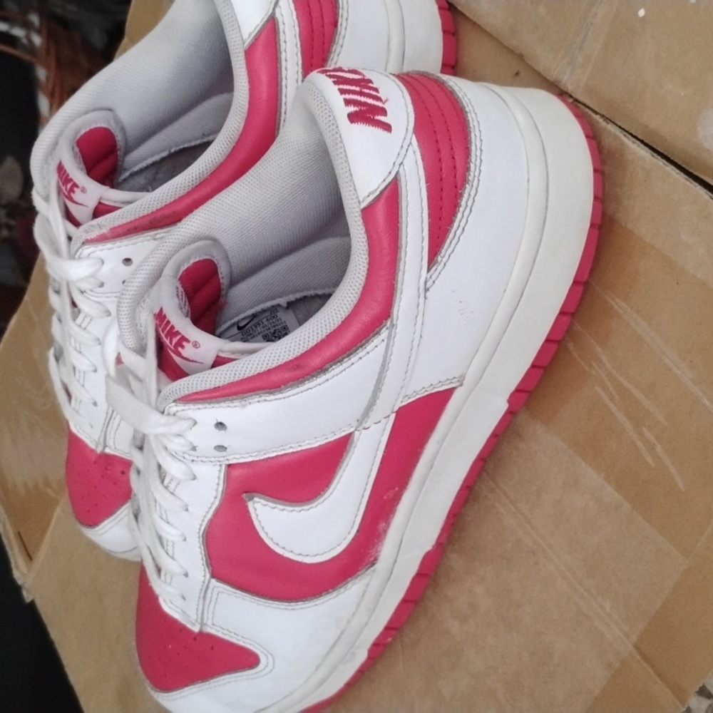 Nike Men’s White and Pink Low-Top Athletic Sneakers